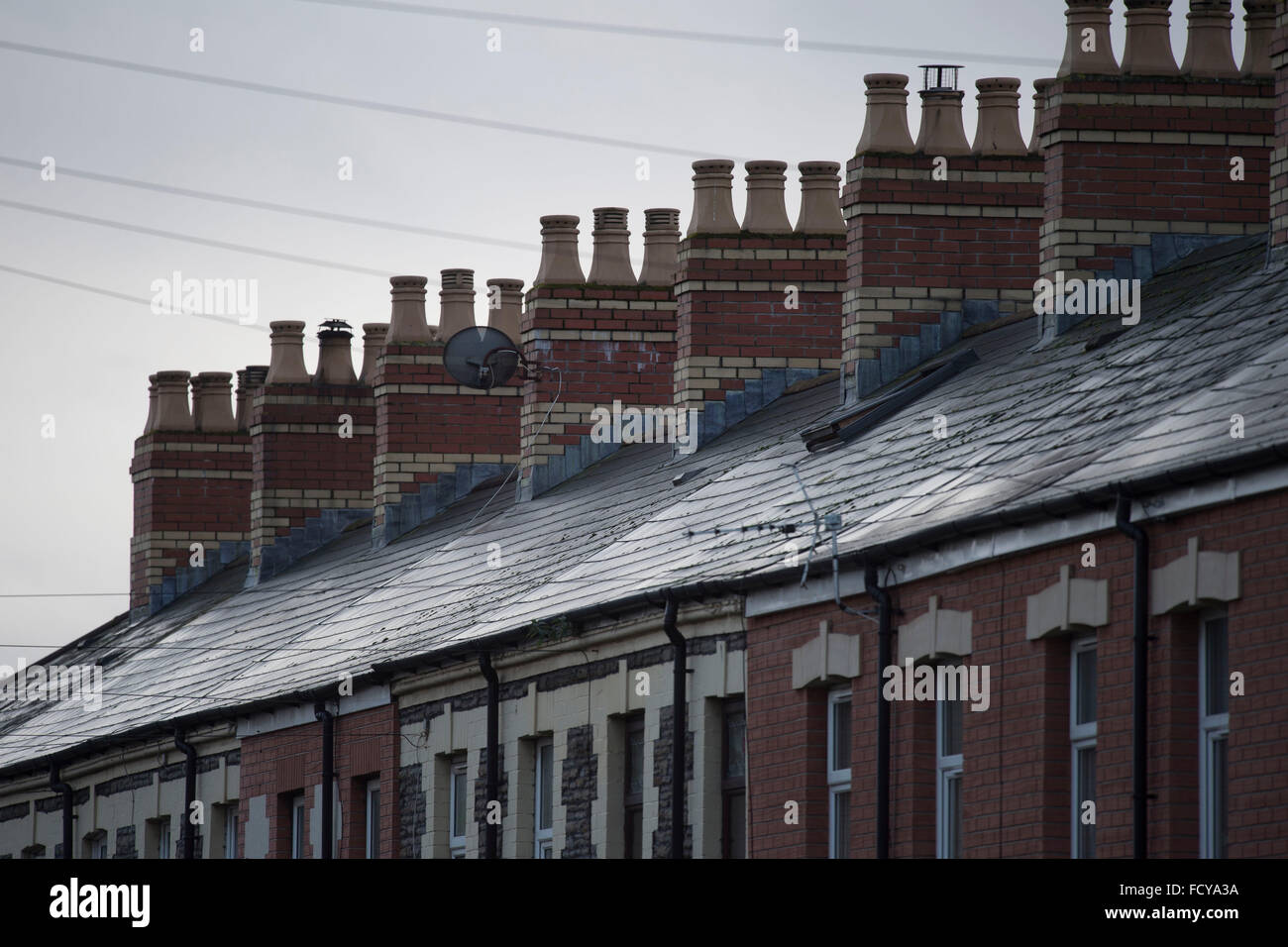 Schornsteine auf Reihenhäuser in Cardiff, Südwales. Stockfoto