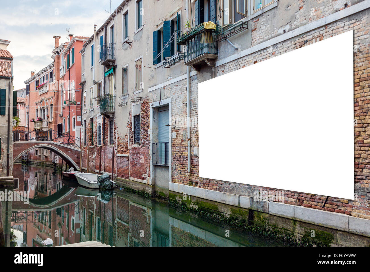 Leere horizontal ausgerichtete Plakatwand mit textfreiraum an der Wand in Venedig, Italien Stockfoto