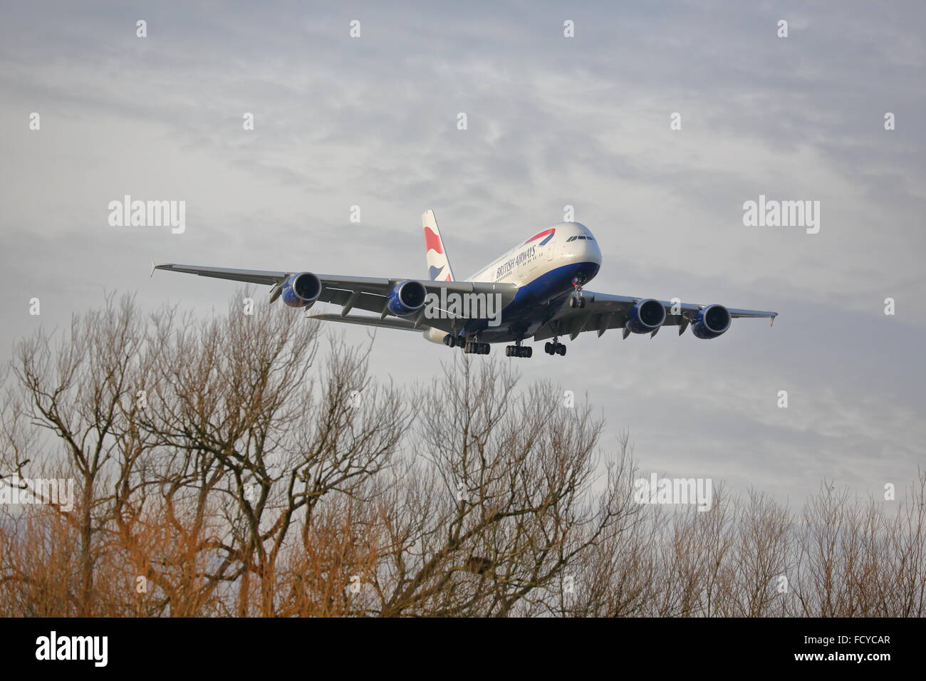 British Airways Airbus A380-800 G-XLEB Landung in Heathrow Stockfoto