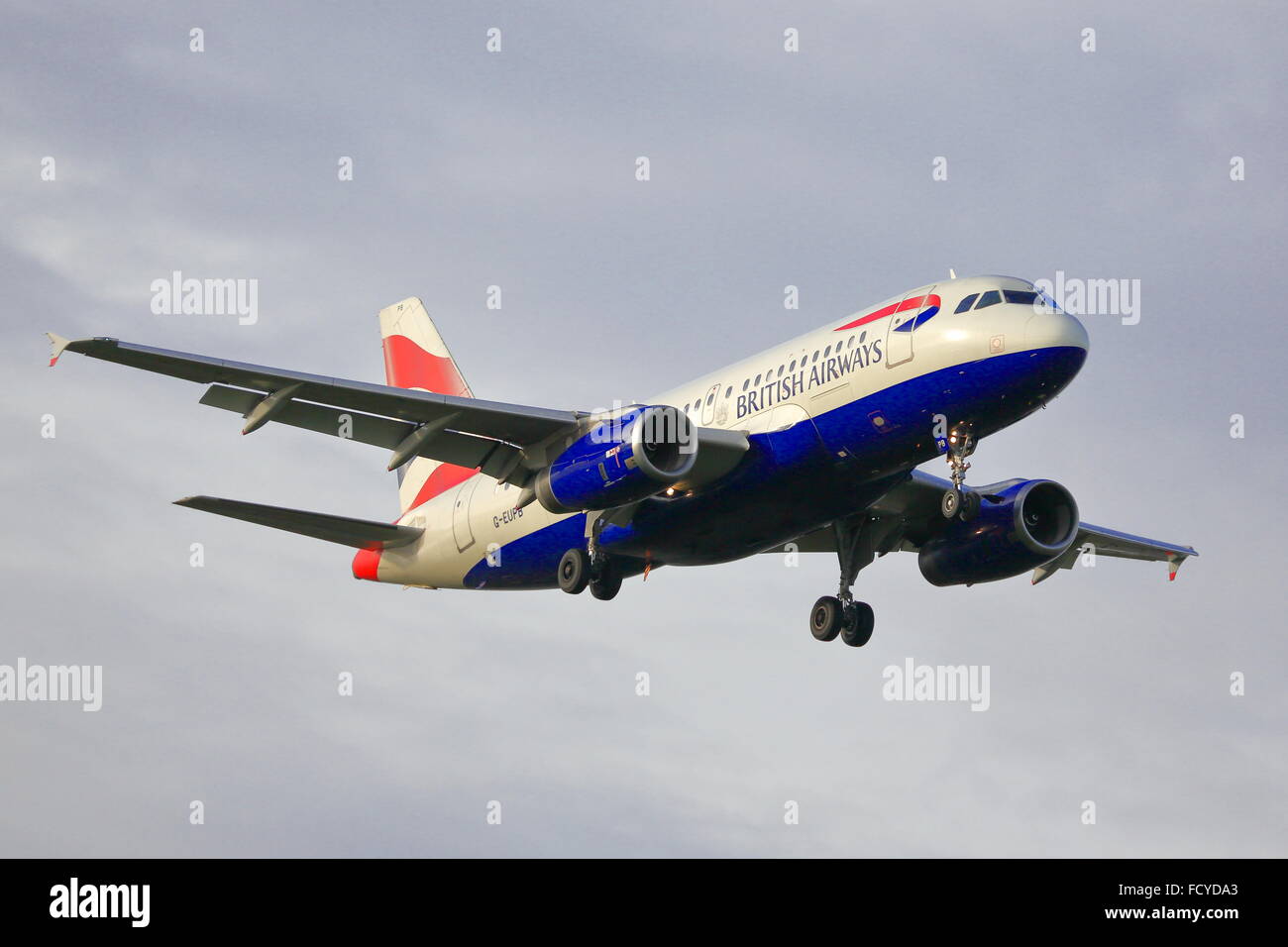 British Airways Airbus A319-131 G-EUPB Landung in Heathrow Stockfoto