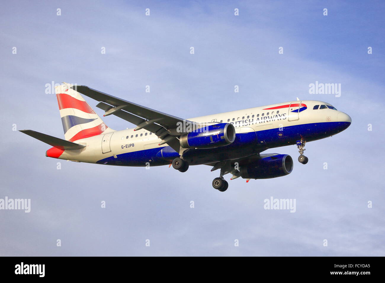 British Airways Airbus A319-131 G-EUPB Landung in Heathrow Stockfoto