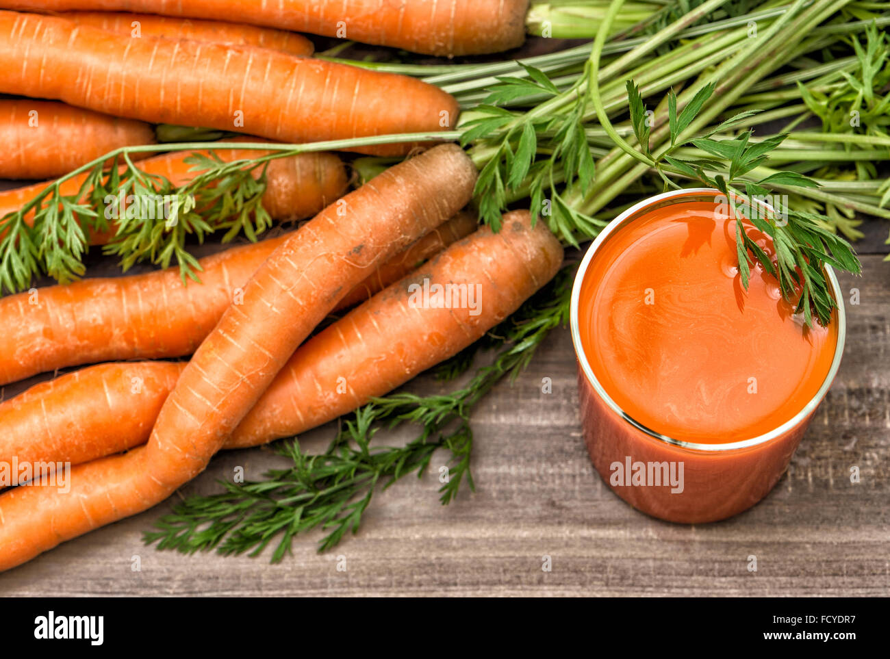 Karottensaft mit frischem rohem Gemüse. Gesunde Lebensmittel und Getränke Stockfoto