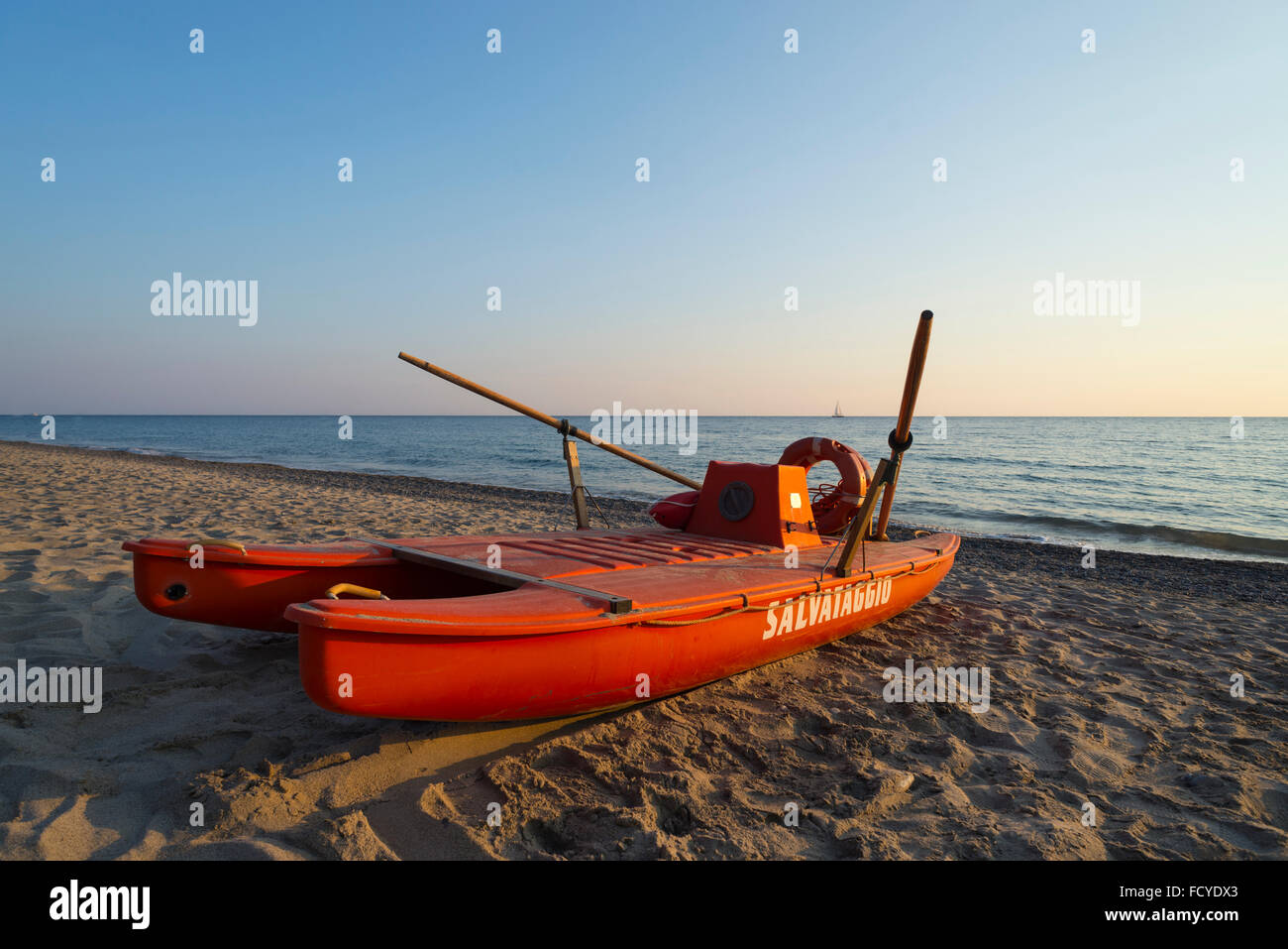 Roten Rettungsboot bei Sonnenuntergang am Strand am Mittelmeer in der Nähe von Palinuro in der Cilento-Region im Süden Italiens Mingardo Stockfoto
