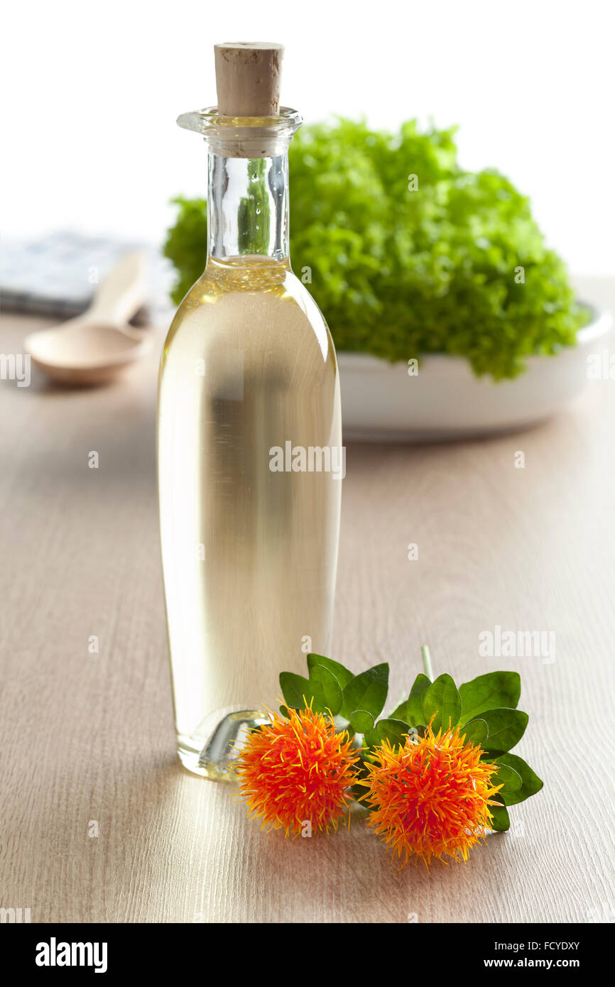 Flasche mit Distelöl und Blumen Stockfoto