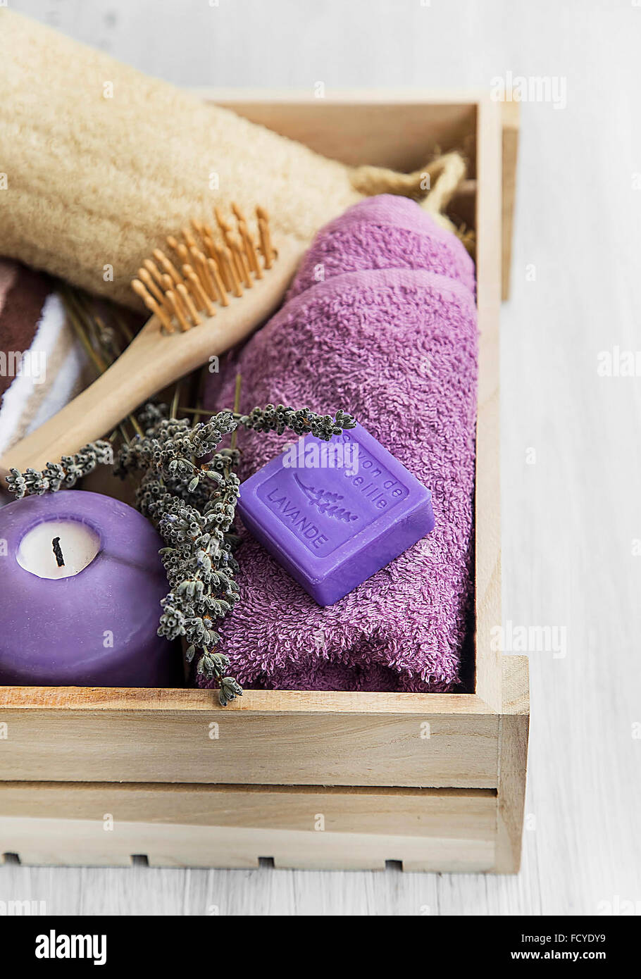 Körperpflege und Spa Produkte mit Marseiller Seife, Luffa und Lavendel Stockfoto