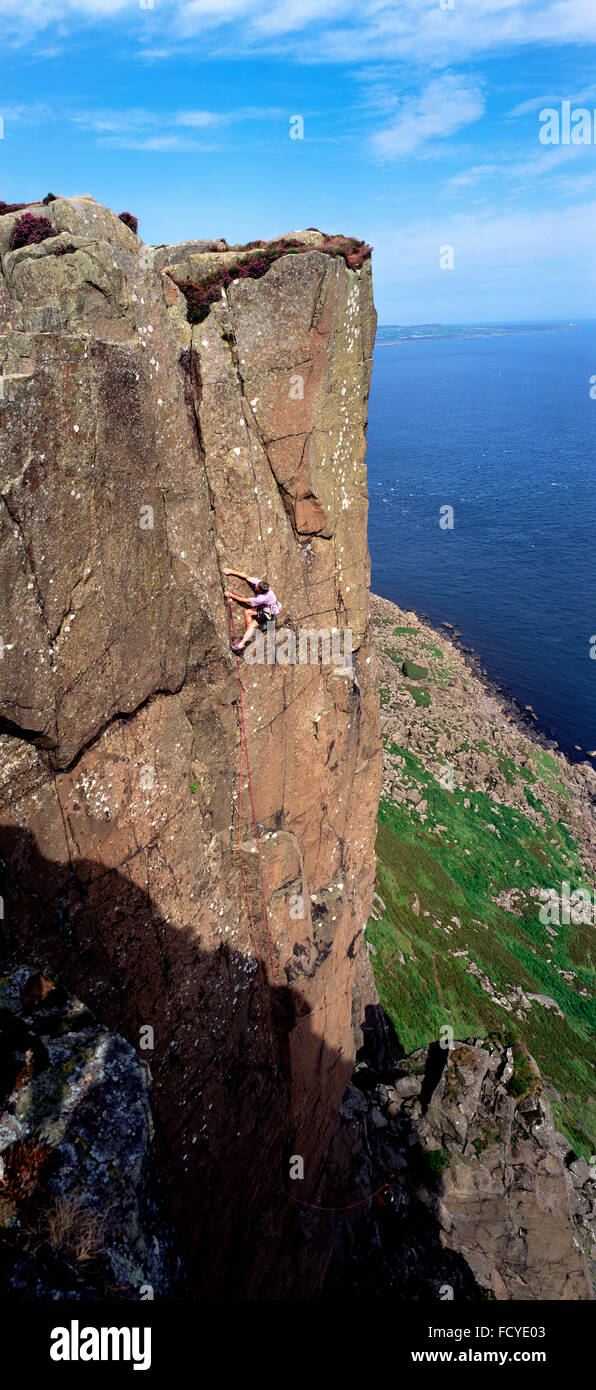 Bergsteigen und Klettern Fair Kopf Ballycastle, County Antrim-Nordirland Stockfoto