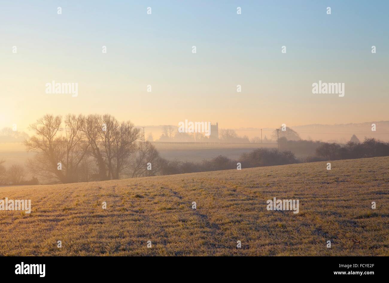 Blick Richtung Chipping Campden Kirche an einem kalten, frostigen Morgen, Cotswolds, Gloucestershire, England. Stockfoto