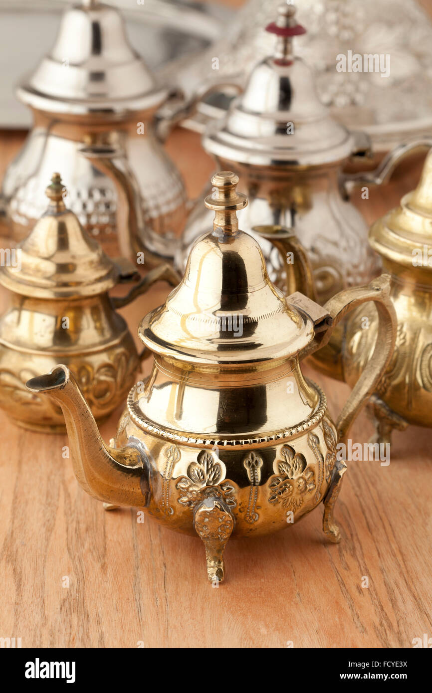 Traditionelle Metall marokkanische Teekannen auf dem Markt Stockfoto