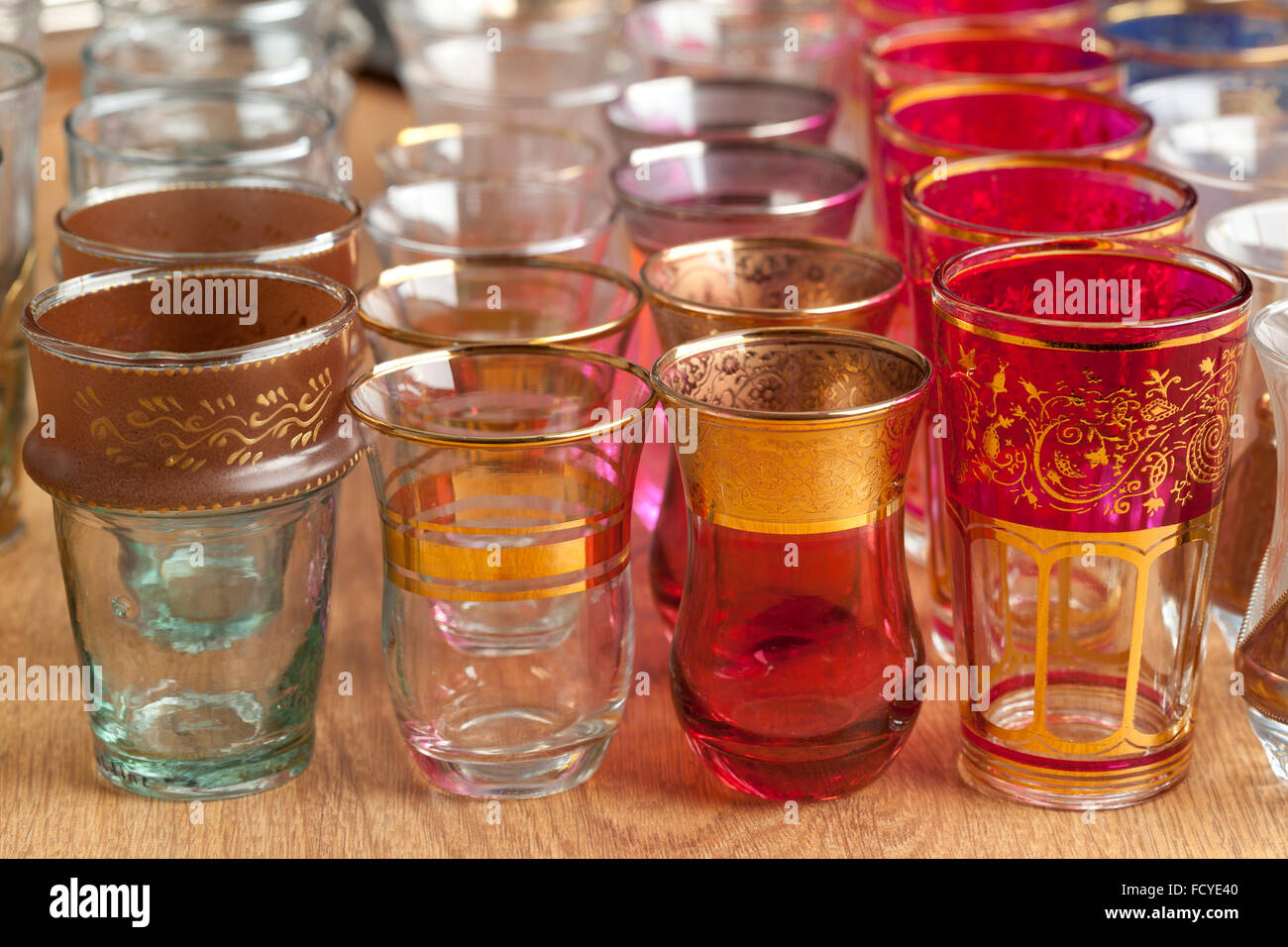 Traditionellen bunten marokkanischen Tee Gläser auf dem Markt Stockfoto