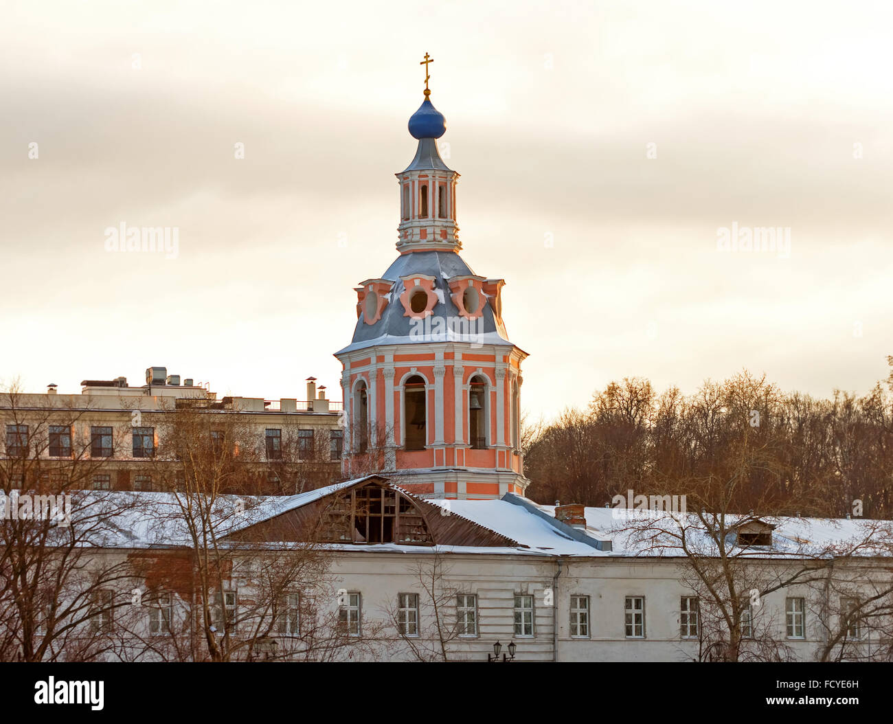 19. Januar 2014 - Moskau, Russland. Glockenturm Andreevskogo des Klosters am St.-Andreas Kai in Moskau, Russland Stockfoto