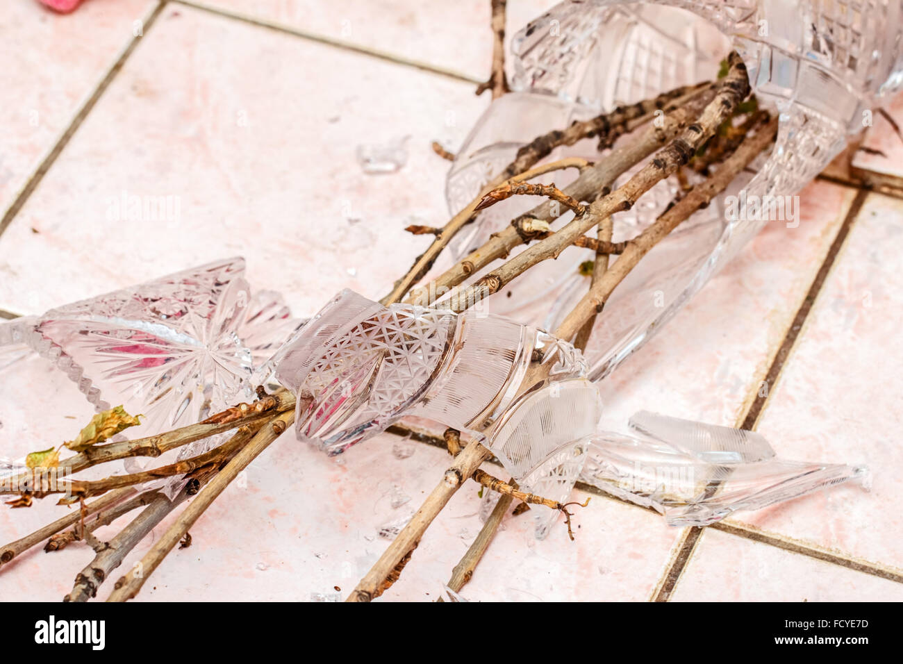 Braune Äste in zerbrochene Vase zu Hause Stockfoto