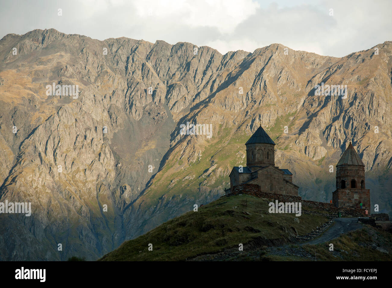 Georgien, Mzcheta-Mtianeti, Stepansminda, Kreuzkuppelkirche Zminda Sameba (Dreifaltigkeitskirche, Gergetier Dreifaltigkeitskirc Stockfoto