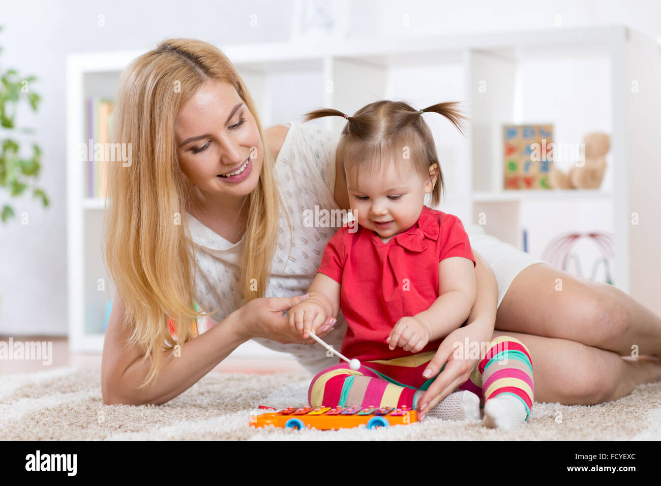 Mutter und Kind spielen instrument Stockfoto