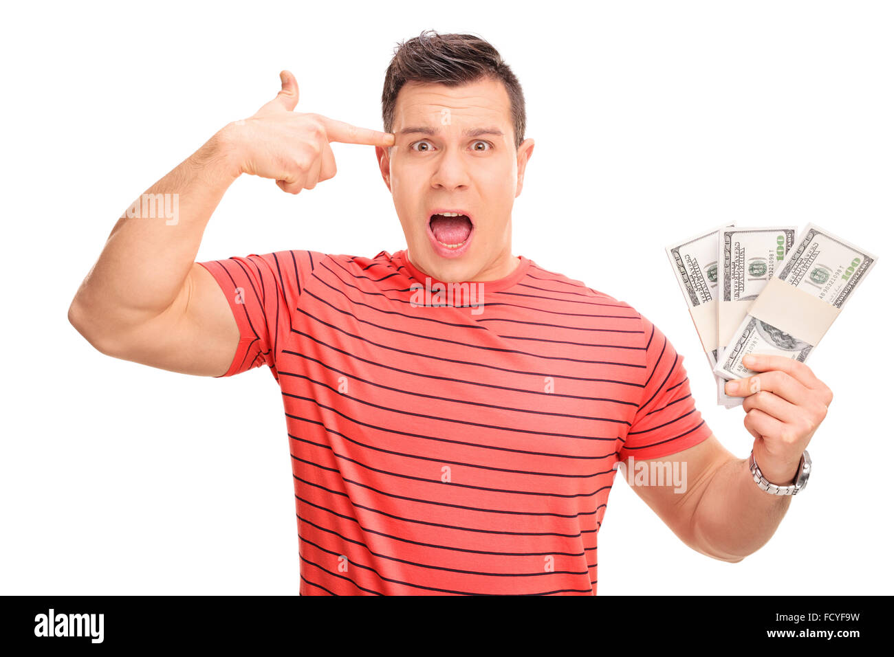 Junger Mann mit Geld und seine Hand gegen den Kopf eine Waffe Geste isoliert auf weißem Hintergrund Stockfoto