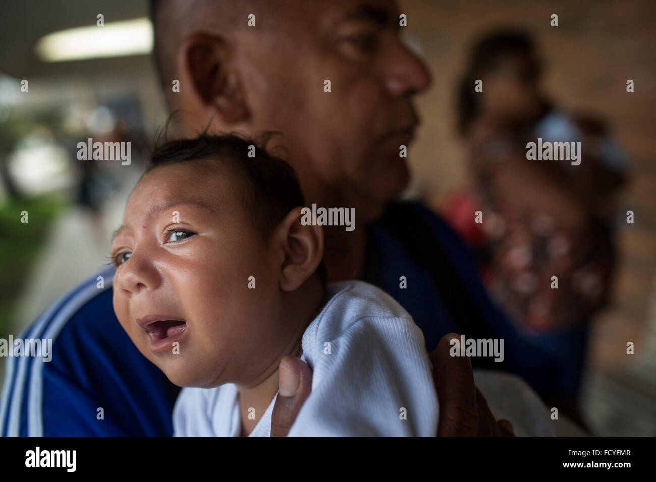 Recife, Brasilien. 21. Januar 2016. Joao Batista hält seine ein-Monat-alte Tochter Alice Vitoria in seinen Armen in Recife, Brasilien, 21. Januar 2016. Das Baby leidet unter Mikrozephalie, manifestiert sich in einer ungewöhnlich kleinen Kopfumfang und Funktion des Gehirns beeinträchtigt. Das Zika-Virus von Mücken auf schwangere Frauen übertragen wird vermutet, diese Probleme zu verursachen. Allein Brasilien berichtet fast 3900 Fälle. Foto: RAFAEL FABRES/Dpa/Alamy Live News Stockfoto
