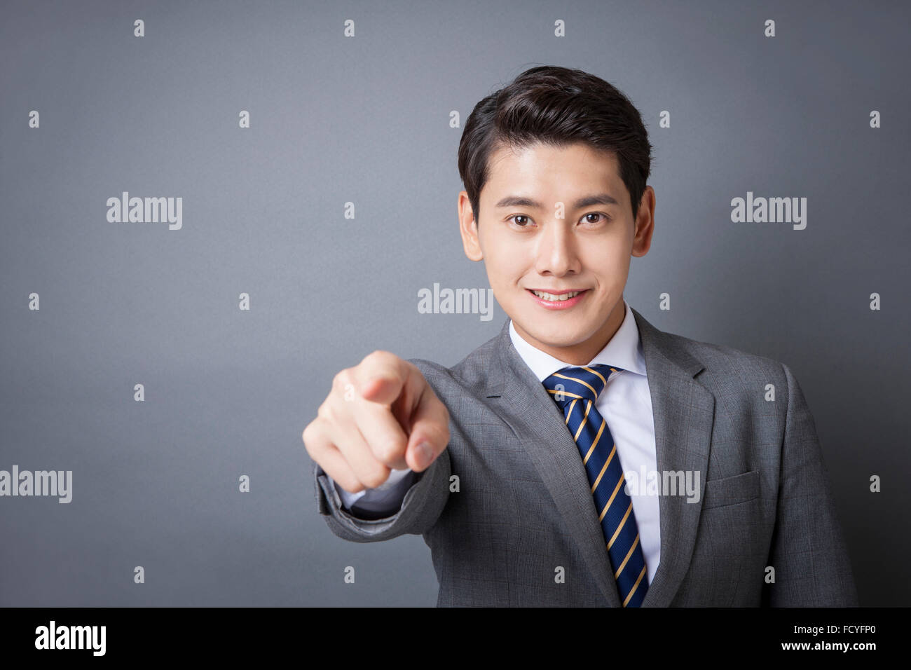 Mann in Anzug und Krawatte zeigen mit dem Finger nach vorn Stockfoto