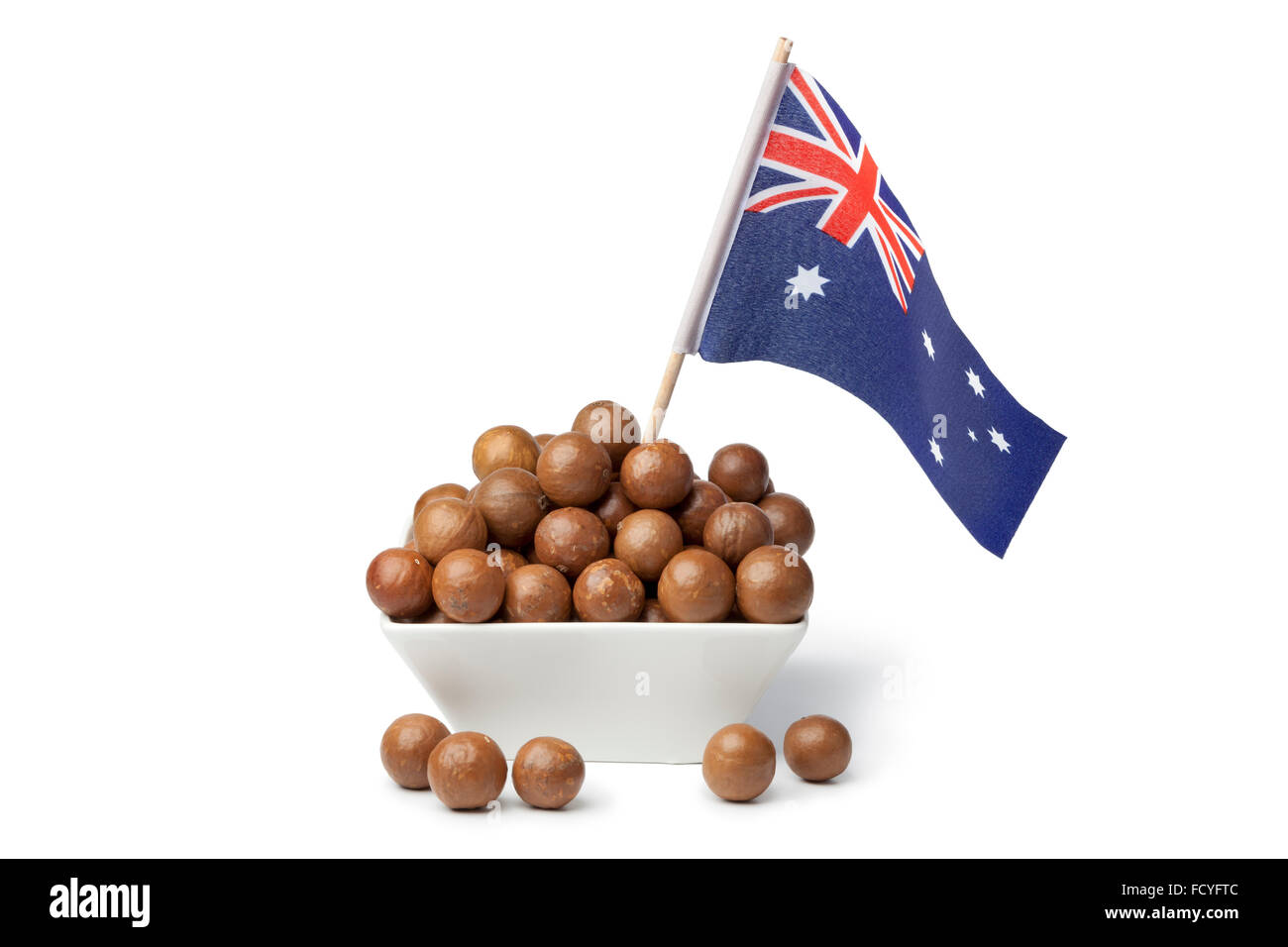 Schüssel mit Macadamia-Nüssen und die australische Flagge auf weißem Hintergrund Stockfoto