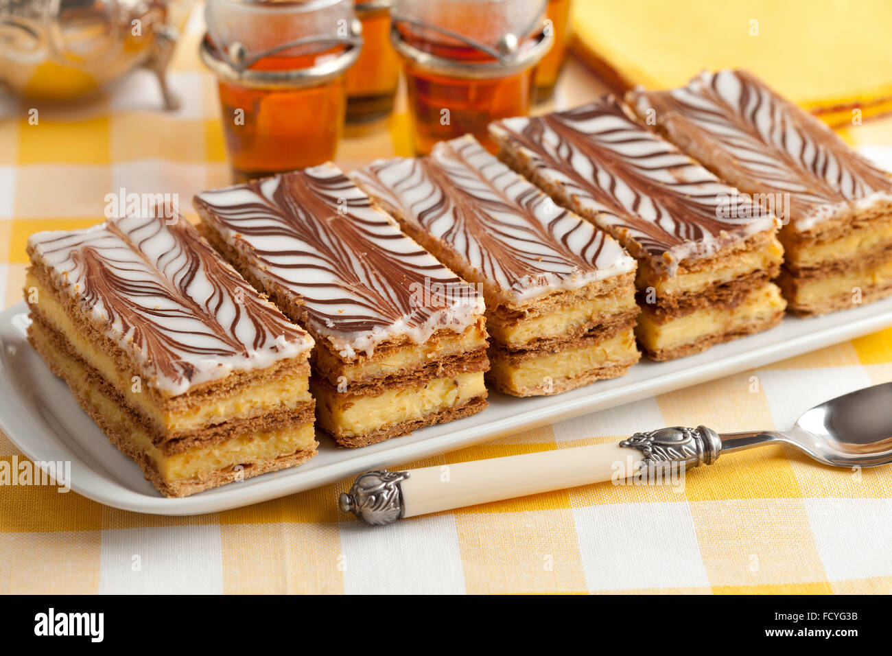 Marokkanische Mille Feuille Gebäck und Tee Stockfoto