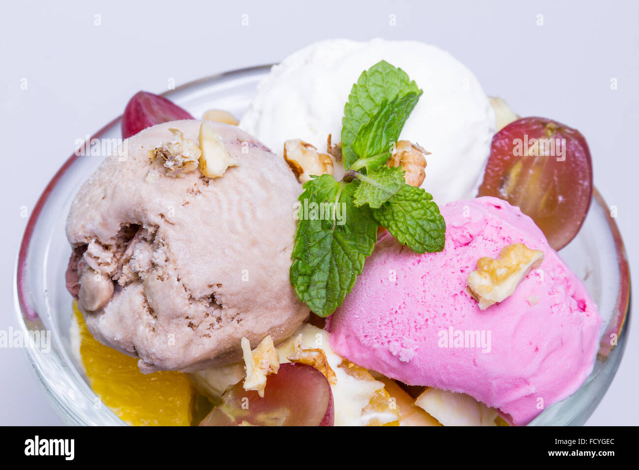 Eisbecher Eis im Becher mit frischen Früchten Stockfoto