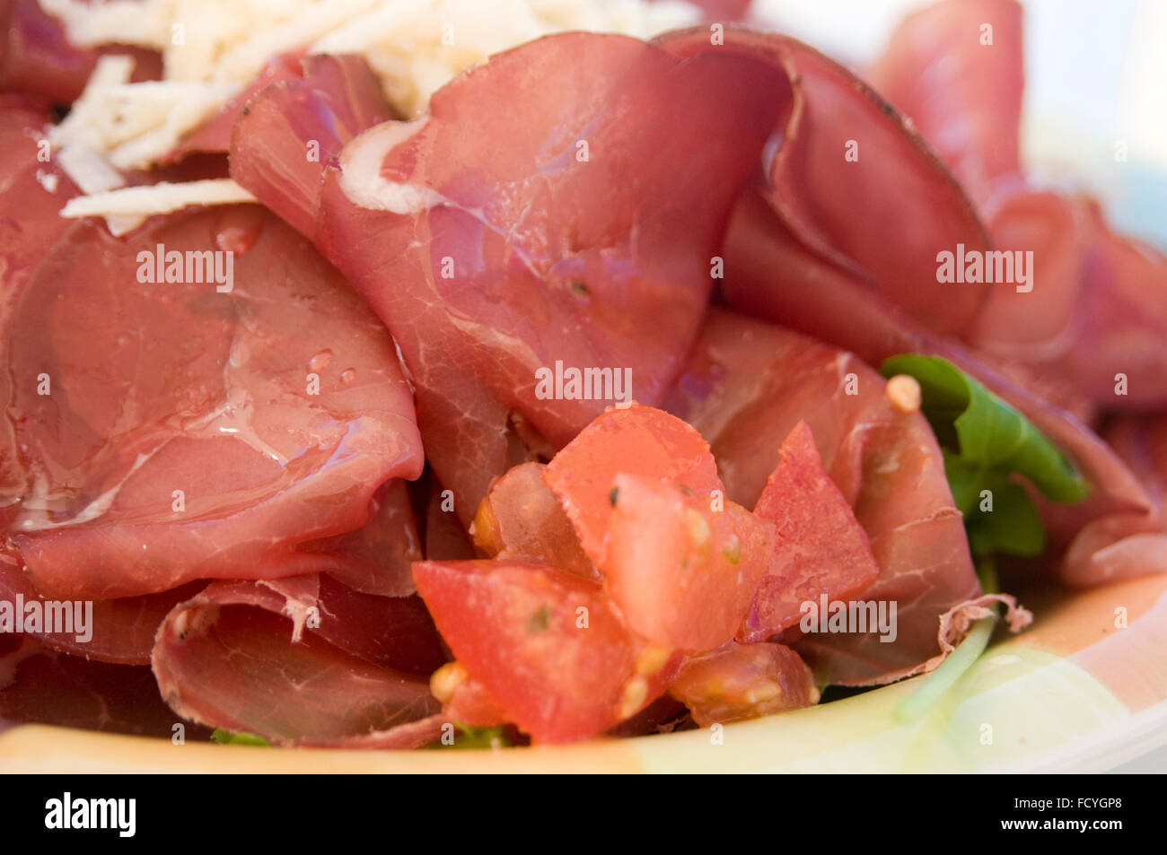 Bresaola luftgetrocknet Brisaola gesalzenem Rindfleisch geheilt Aushärtung Fleisch Rindfleisch rot trocknen Italien italienische Delikatesse Salat Salate Rucola e Grana ro Stockfoto