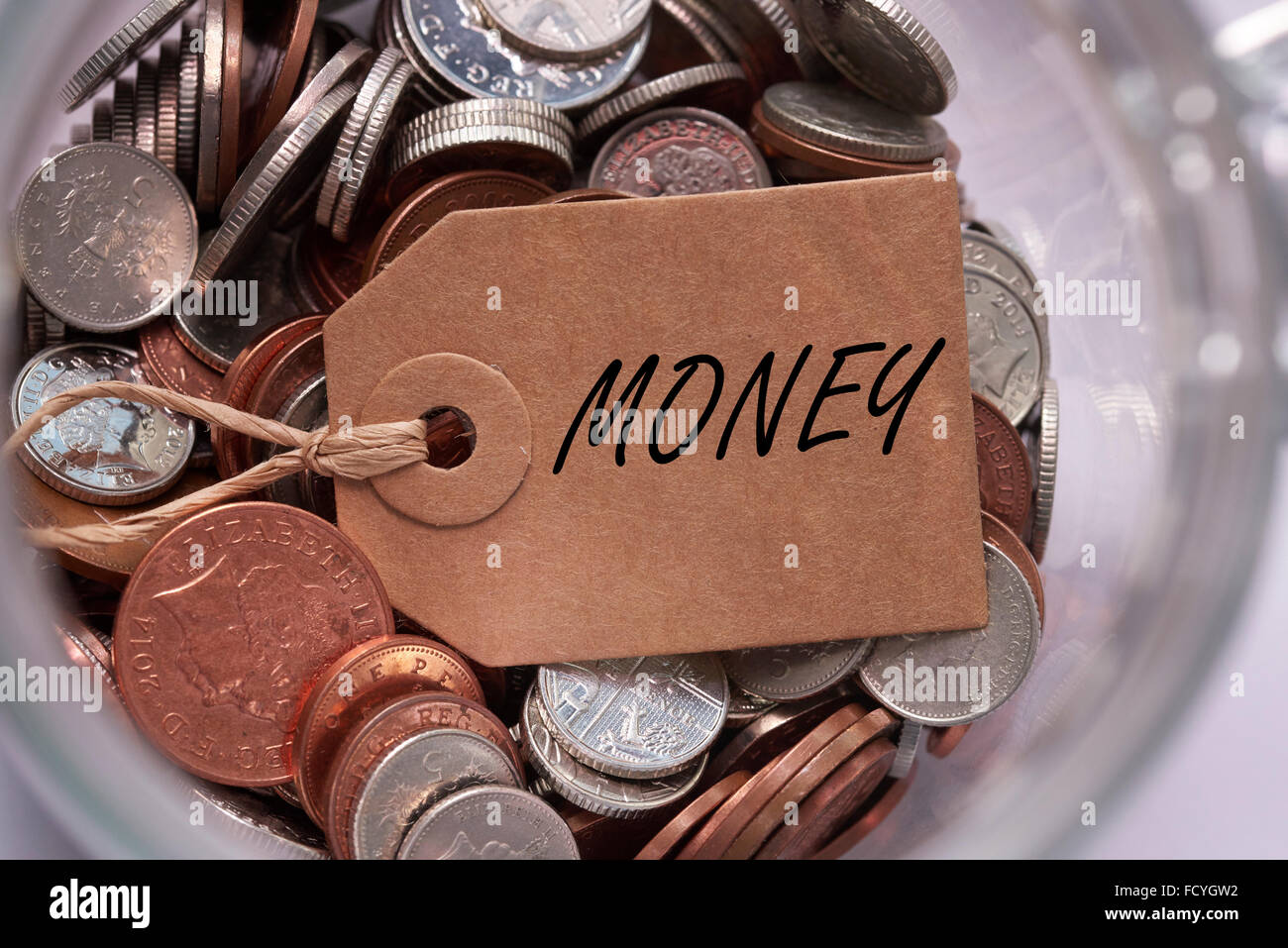 Geld Label auf Britische gemischt Münzen in einem Glasbehälter Konzept Stockfoto