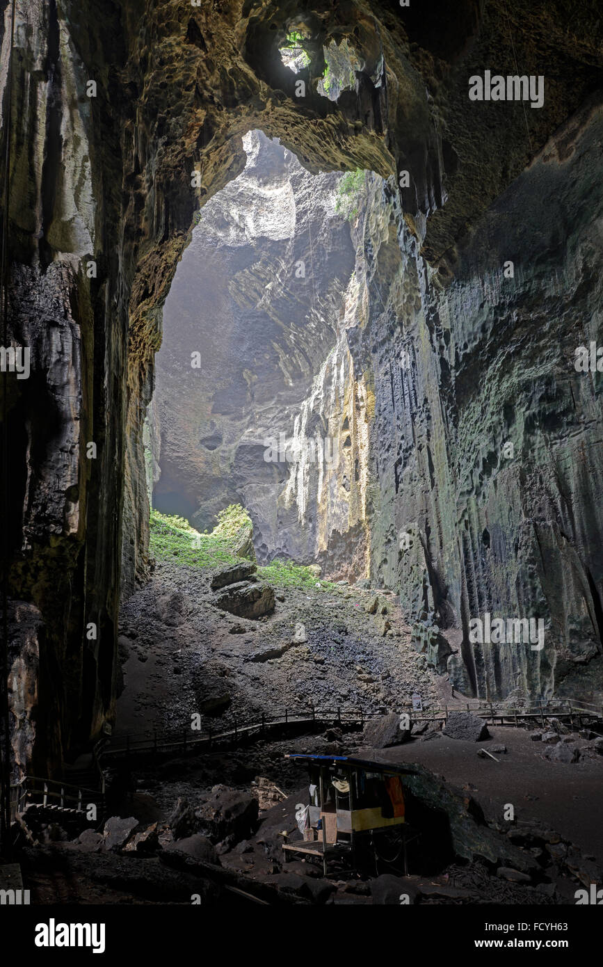 Gomantong Höhle, Sabah, Borneo. Quelle der Vögel Nester der Höhle Salangane für Suppe verwendet. Stockfoto