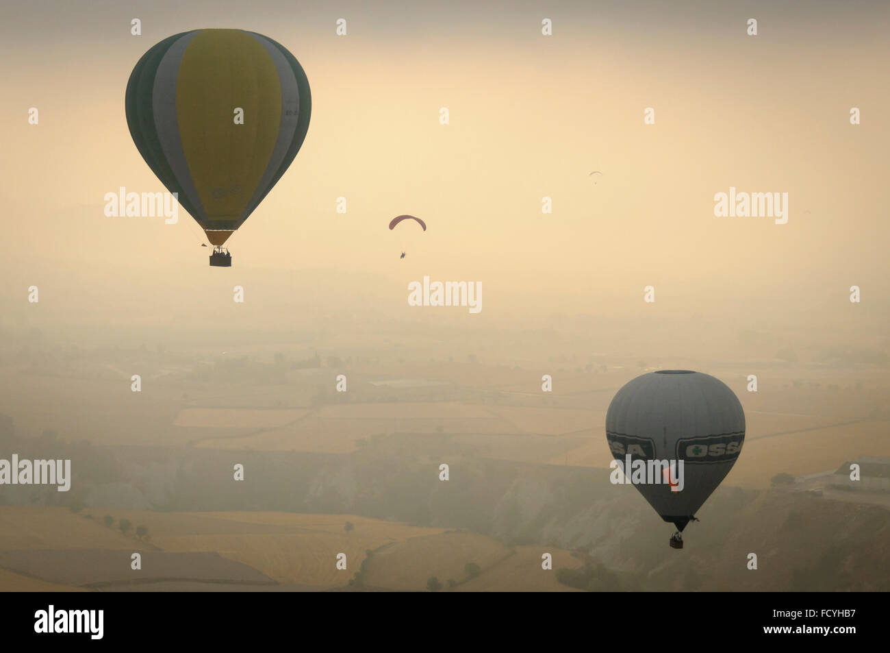 Luft-Landschaft Igualada während europäischen Ballonfestival Stockfoto