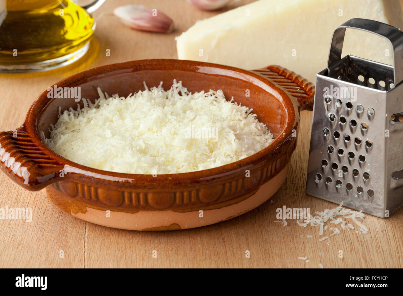 Schüssel mit geriebenem italienischen Pecorino Romano Käse, Olivenöl und Knoblauch Stockfoto