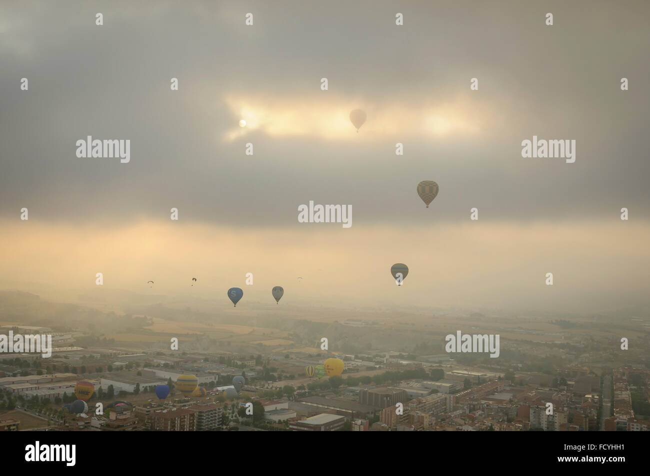 Luft-Landschaft Igualada während europäischen Ballonfestival Stockfoto