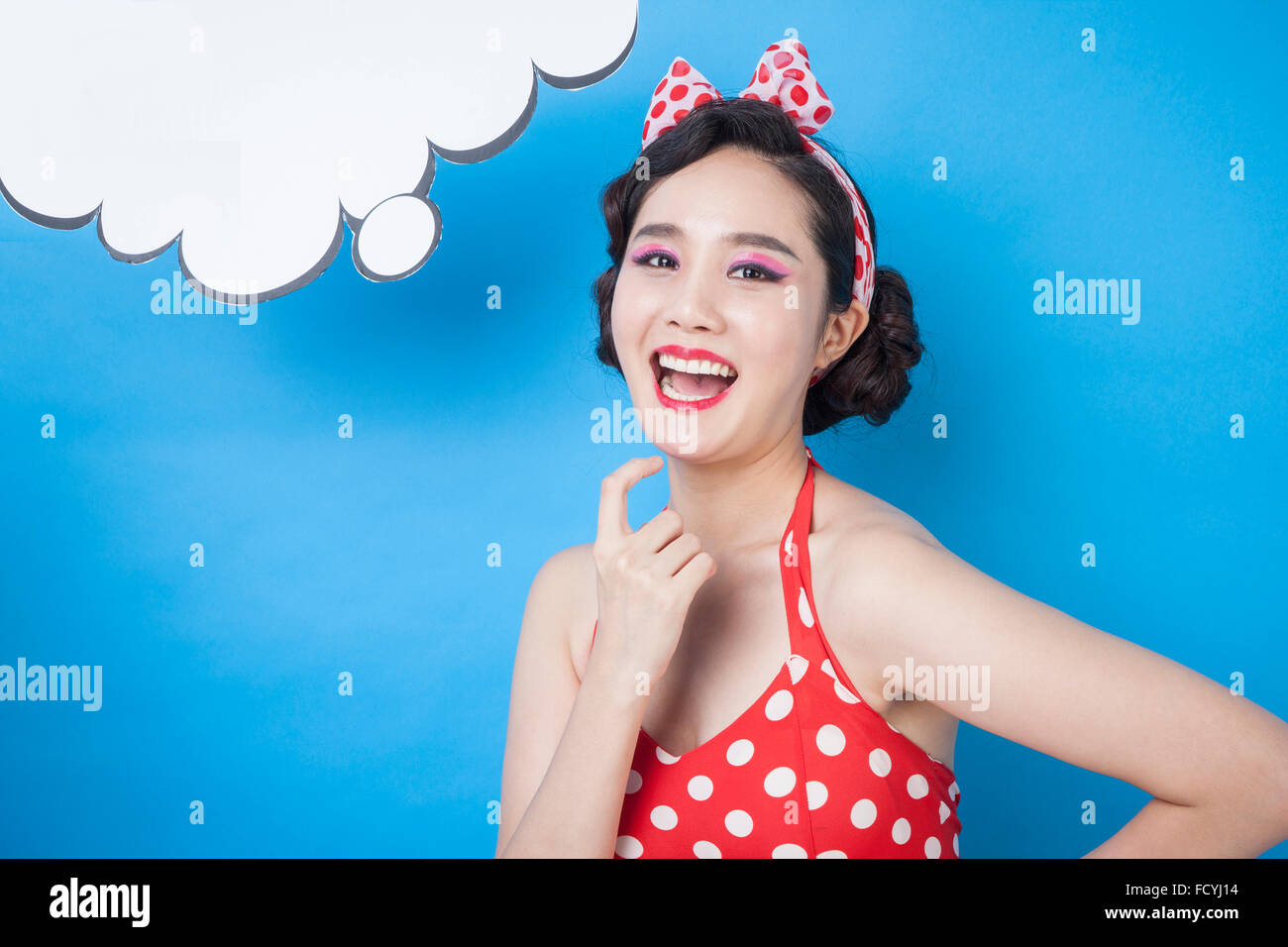 Textfreiraum einer Denken Blase mit einer Frau im retro-Stil lächelnd nach vorne Stockfoto