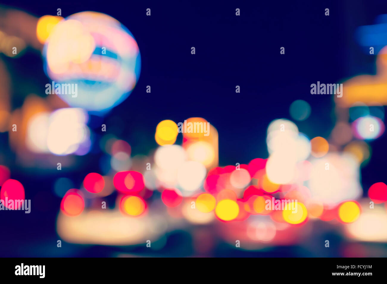 Retro getönten verschwommene Straßenbeleuchtung bei Nacht, urban abstrakten Hintergrund. Stockfoto