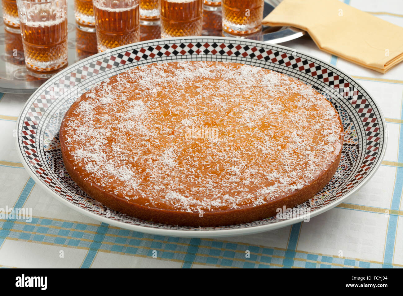 Frisch gebackene traditionelle marokkanische Joghurt Kuchen und Tee für Besucher Stockfoto