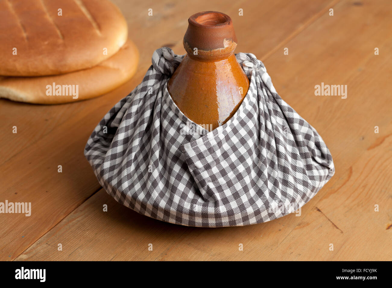 Traditionelle marokkanische Tajine in ein Tuch gewickelt, als Geschenk und warm zu halten Stockfoto
