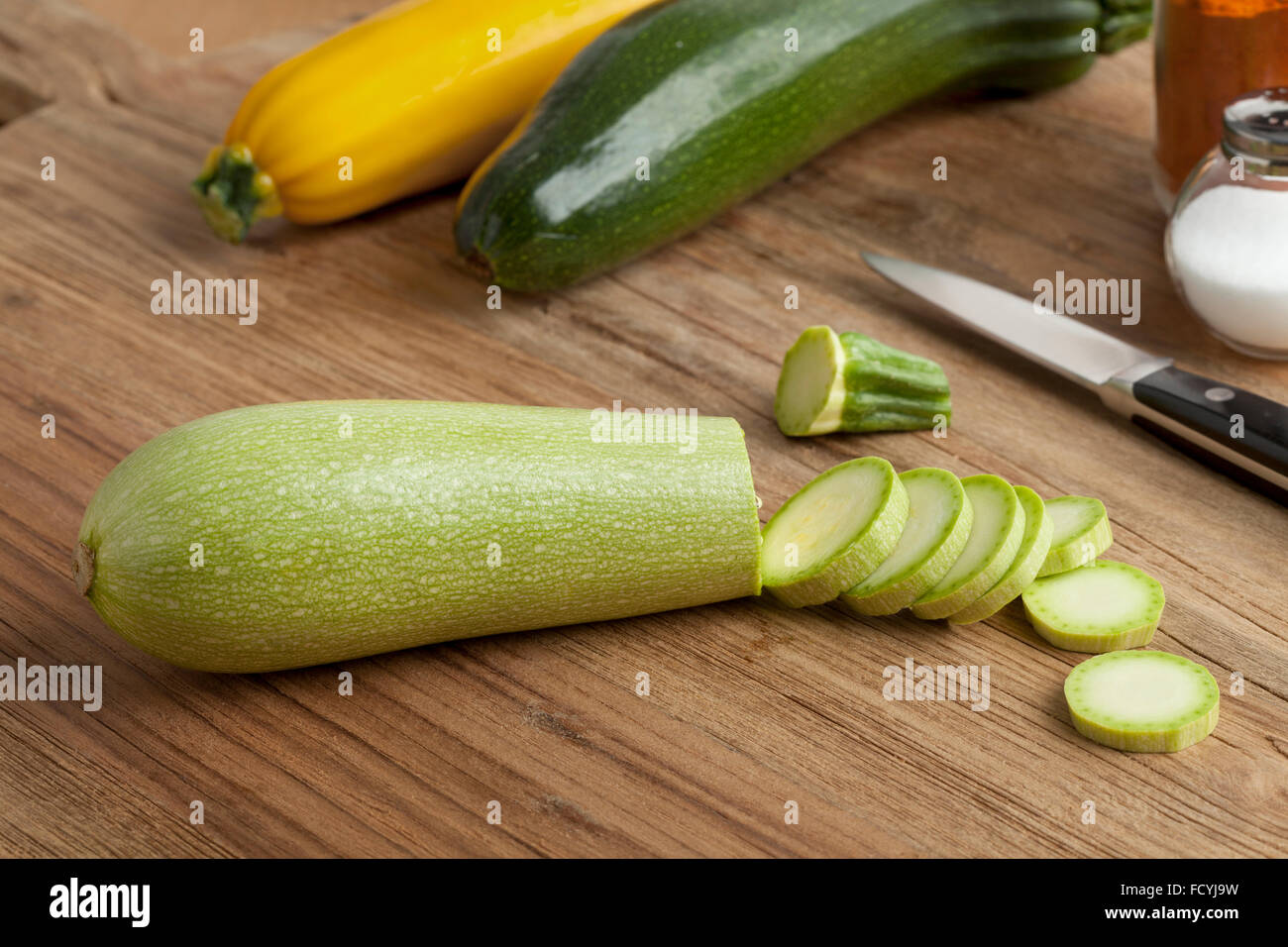 Frische Rohe geschnittene Zucchini Stockfoto