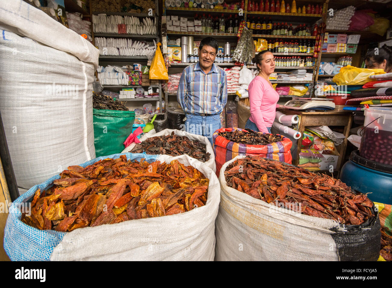 Ein Geschäft und Ladenbesitzer in Nordperu Cajabamba verkaufen getrocknete Chilis. Stockfoto