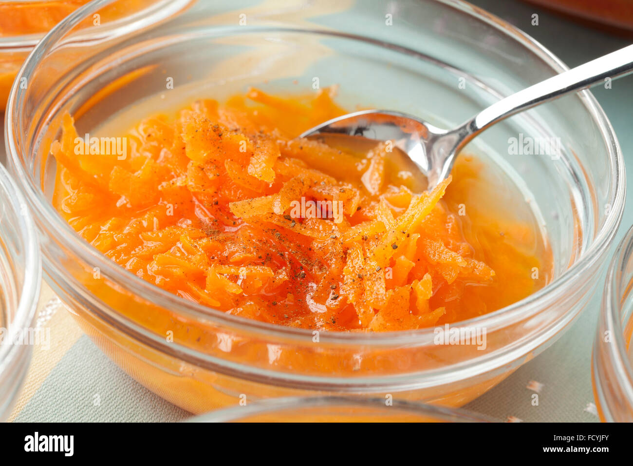 Marokkanischer Karottensalat mit Orangensaft und Zimt, marokkanische Sommer Erfrischungsgetränk Stockfoto