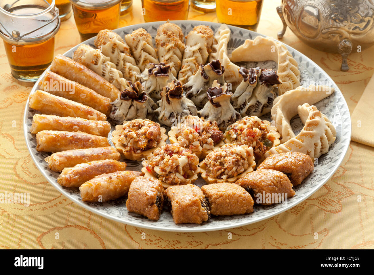 Schüssel mit frisch gebackene marokkanische Kekse Stockfoto