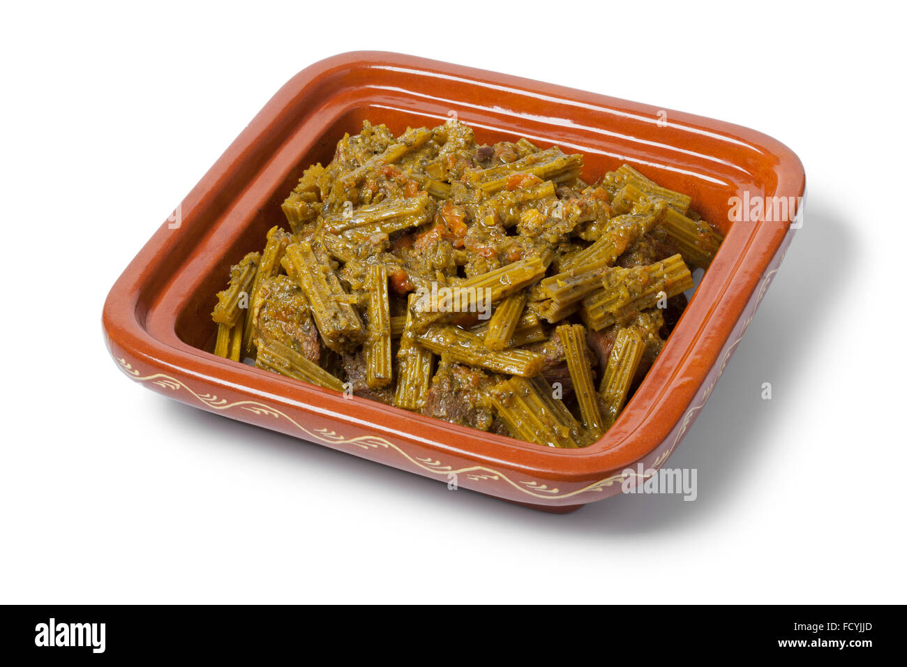 Quadratische Tajine mit Fleisch und Karde Mahlzeit auf weißem Hintergrund Stockfoto