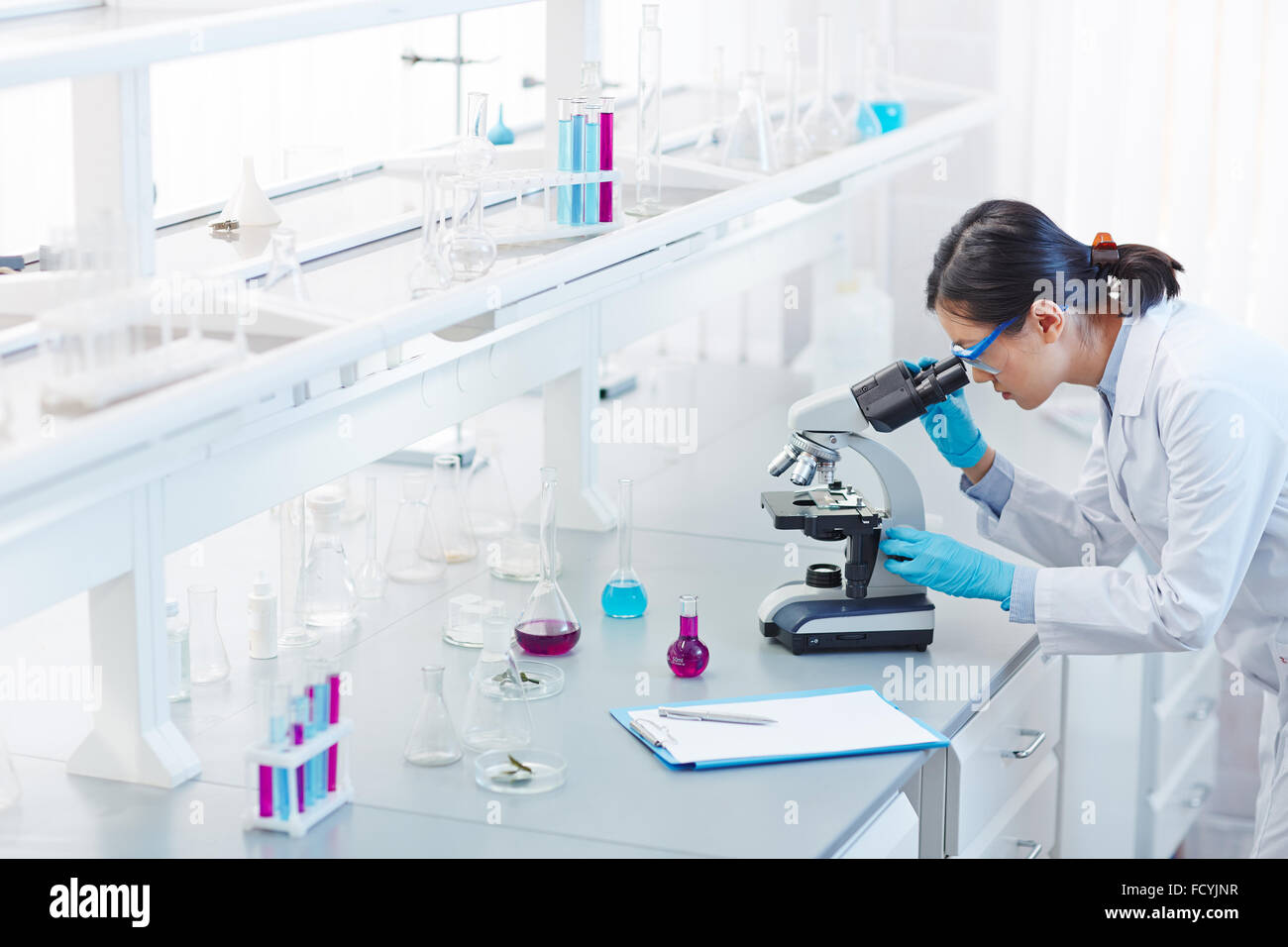 Glaswaren, Mikroskop und Zwischenablage im wissenschaftlichen Labor Stockfoto