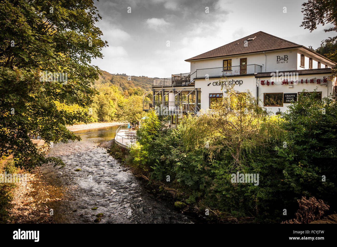 Die Sitzungen am malerischen touristischen beenden die Sitzung des Wassers in das Vale von Avoca in Wicklow, Irland Stockfoto