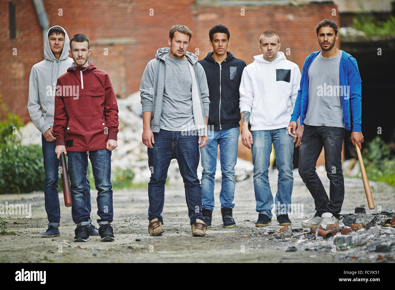 Gruppe von Hooligans Blick in die Kamera im freien Stockfoto