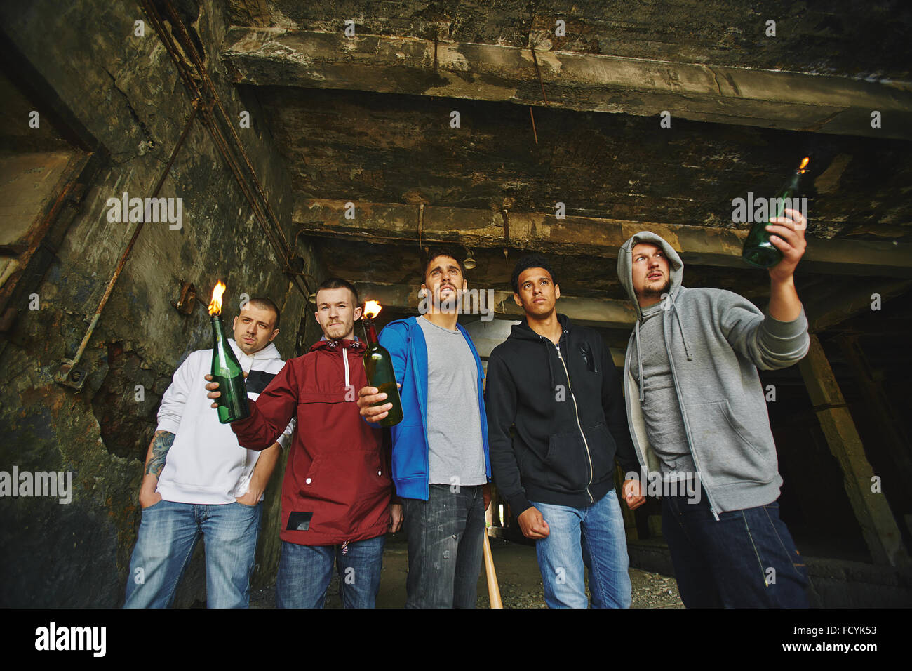Gruppe von Hooligans mit Napalm in Händen Stockfoto
