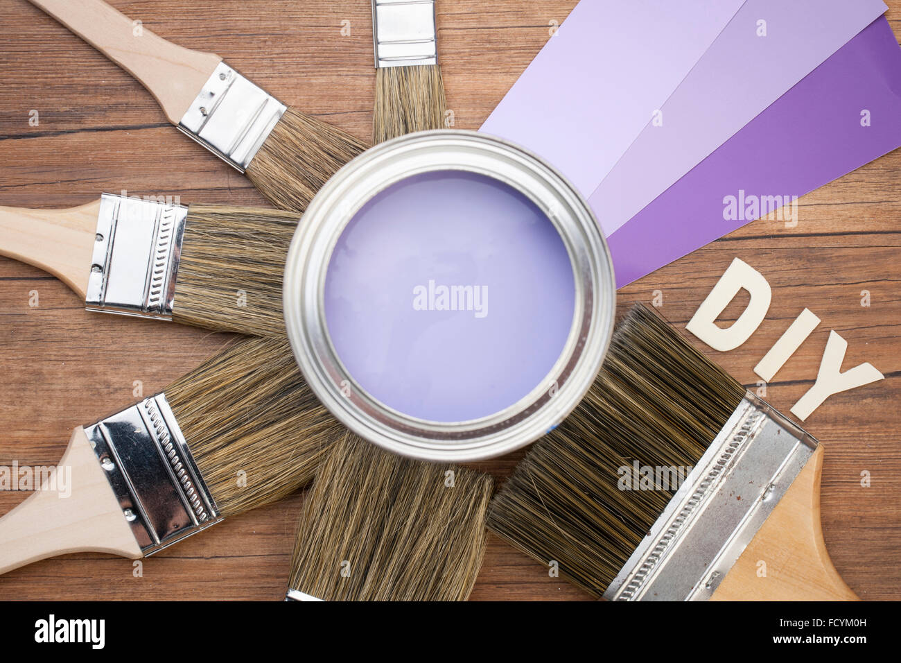 Hohen Winkel von Lavendel Farbtopf umgeben von Pinsel in verschiedenen Größen und Lavendel-Farbschema Stockfoto