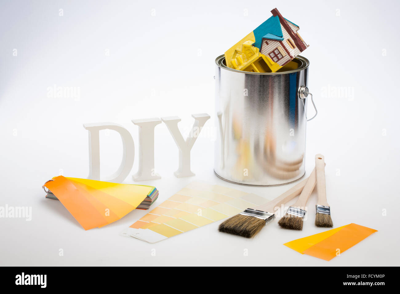 Solide Wort DIY stehen mit verschiedenen Objekten im Zusammenhang mit DIY entwerfen einschließlich Farben, Pinsel und einen Farbtopf Stockfoto