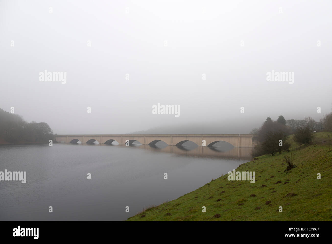 Ladybower Brücke oder Ashopton-Viadukt, die A57 Snake Pass-Straße, an einem nebligen Tag tragen.  Derbyshire (Peak District National Park). Januar. Stockfoto