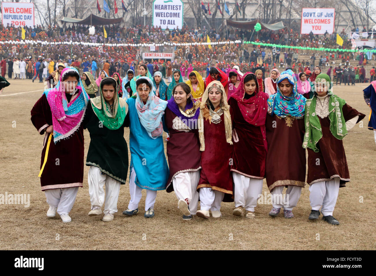 Srinagar, Kaschmir. 26. Januar 2016. Kashmiri Schülerinnen singen und tanzen sie indische Nationalflaggen zu halten, während sie an Indiens 67. Republic Day feiern in Srinagar, der Sommerhauptstadt des indischen Teil Kaschmirs, 26. Januar 2016 teilnehmen. Indien feiert seine 66. Tag der Republik. Bildnachweis: Basit Zargar/Alamy Live-Nachrichten Stockfoto