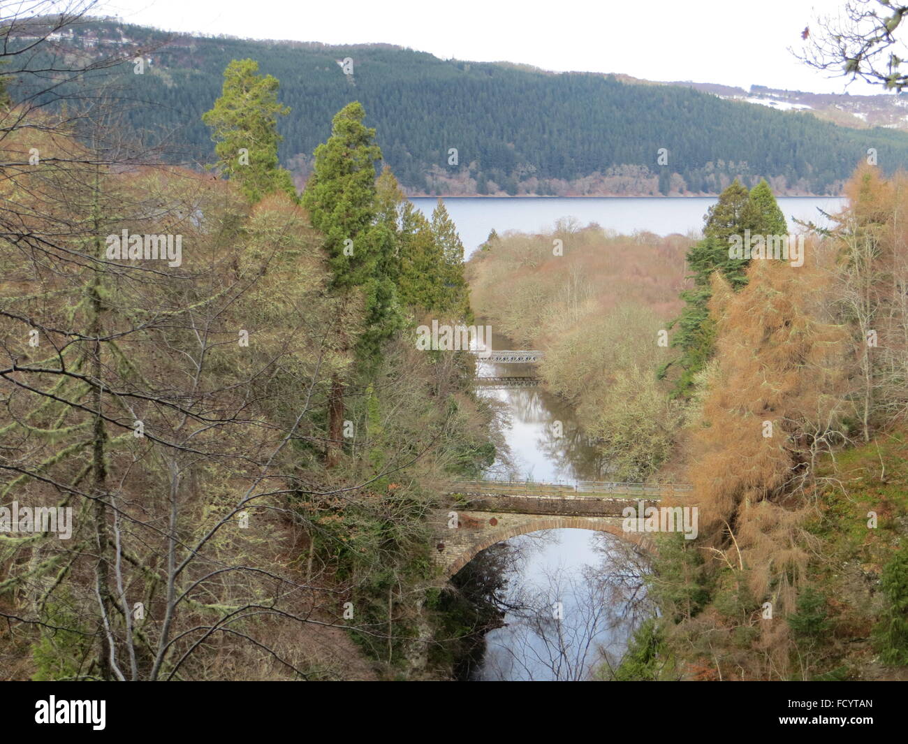 Die Fluss-Foyers wo tritt Loch Ness in der Nähe von Foyers in den schottischen Highlands. Stockfoto