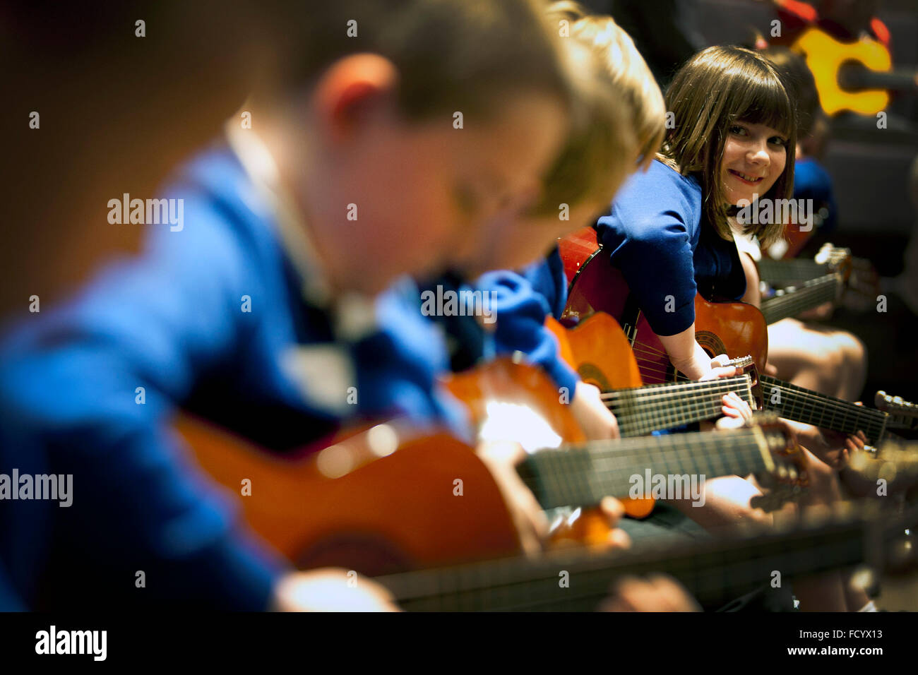 Grundschüler nehmen Teil in einem Gitarren-Konzert in der Bridgewater Hall Manchester Stockfoto