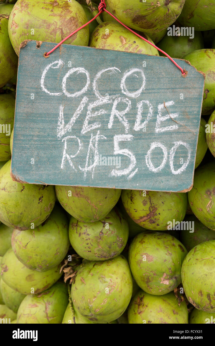 Den Preis für grüne Kokosnüsse (fünf brasilianische Reals) hängt über einem Haufen in Rio De Janeiro Brasilien trinken Werbung Zeichen Stockfoto