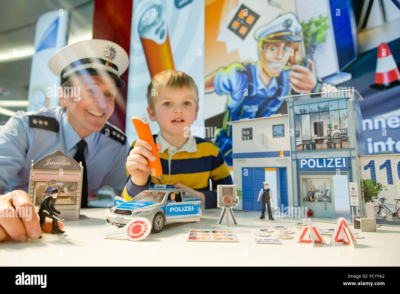 Nürnberg, Deutschland. 26. Januar 2016. Interaktive Polizeiwache "Tiptoi Spielwelt Polizei" vom Hersteller Ravensburger, während die neuen Produkte zeigen auf der 67. internationalen Spielwaren-Messe (Spielwarenmesse) in Nürnberg, 26. Januar 2016 abgebildet. Die weltweit größte Spielzeug Handel fair läuft von 27 Januar bis 1. Februar 2016. Foto: DANIEL KARMANN/DPA/Alamy Live-Nachrichten Stockfoto